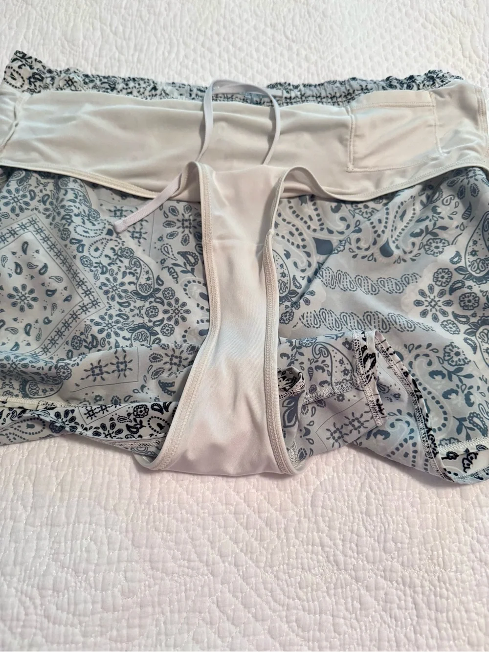 Alo Yoga Stride is the best Shorts in Black and White Print     Size XL